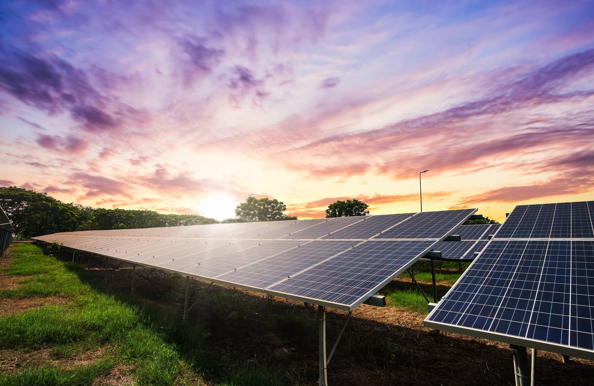 Deutschlands Solar-Boom Schreitet Voran Der Wettbewerb unter den Entwicklern war ein Schlüsselfaktor, um die Zuschlagswerte weit unter dem festgelegten Höchstpreis zu halten. Obwohl der durchschnittliche Preis von 0,0484 € pro Kilowattstunde (kWh) leicht über dem der vorherigen Runde lag, blieb er deutlich unter der Preisobergrenze von 0,068 € pro kWh. Dieser konstante Trend niedriger Preise spiegelt die sinkenden Kosten der Solartechnologie und das hohe Vertrauen der Investoren in den deutschen Markt für erneuerbare Energien wider. „Der Wettbewerb hält die Zuschlagspreise weiterhin deutlich unter der Preisobergrenze“, erklärte Klaus Mueller, Präsident der Bundesnetzagentur, und unterstrich damit die Effizienz des Ausschreibungsverfahrens. Regional führte erneut Bayern das Feld an und sicherte sich den größten Anteil mit 689 MW in 106 Projekten. Auf die starke Leistung folgten Rheinland-Pfalz und Niedersachsen, was die breite geografische Ausbreitung der Solarenergie im ganzen Land unterstreicht. Diese Großprojekte sind entscheidend für Deutschland, um seine ehrgeizigen Ziele für erneuerbare Energien zu erreichen, insbesondere das Ziel, bis 2030 80 % seines Stroms aus erneuerbaren Quellen zu beziehen. Doch die sonnigen Aussichten für die großflächige Solarenergie werden von einer bevorstehenden politischen Debatte getrübt. Während Großprojekte unter dem Ausschreibungssystem florieren, steht die Zukunft der dezentralen Aufdachanlagen in Frage. Wirtschaftsministerin Katherina Reiche hat vorgeschlagen, die langjährigen Einspeisevergütungen für neue private PV-Anlagen zu beenden, mit der Begründung, diese Systeme seien mittlerweile auch ohne staatliche Unterstützung rentabel. Dieser Vorschlag hat in der Solarindustrie Empörung ausgelöst. Persönlichkeiten wie Carsten Koernig, Hauptgeschäftsführer des Bundesverbands Solarwirtschaft (BSW), warnen, dass dies die Klimaziele gefährden und die entscheidende Rolle der Haushalte bei der Energiewende untergraben könnte. Industrievertreter argumentieren, dass Subventionen eine wesentliche finanzielle Sicherheit und Stabilität für Hausbesitzer und Banken bieten und dass ohne sie die Akzeptanz der Solarenergie erheblich verlangsamt werden könnte. Die politischen Auseinandersetzungen kommen zu einem kritischen Zeitpunkt. Deutschlands Energieverbrauch stieg im ersten Halbjahr 2025 spürbar an und erreichte 187,3 Millionen Tonnen Steinkohleneinheit – ein Anstieg von 2,3 % gegenüber dem Vorjahr. Dieser wachsende Energiebedarf, gepaart mit einer potenziellen Verlangsamung der Klein-Solar-Adoption, erhöht den Druck auf Deutschlands Energiewende. Die erfolgreiche Ausschreibungsrunde ist ein Beweis für die Marktkraft bei Großprojekten, zeigt aber auch einen potenziellen zweigleisigen Ansatz in der Solarpolitik auf, der neue Herausforderungen für Deutschlands Energiezukunft schaffen könnte.