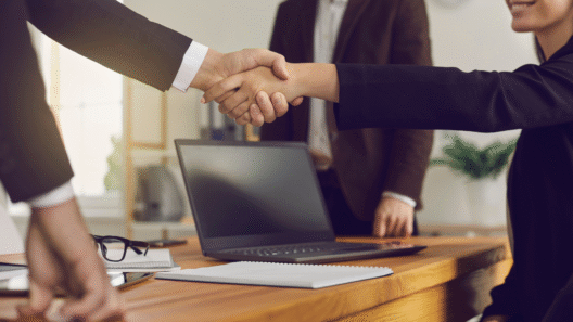 halbangst.de - YelloSun ISO IT-Lösung – Mitarbeiter arbeiten an digitalen Systemen im Reisebüro.
