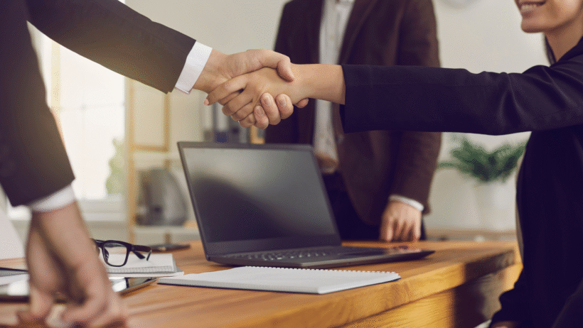 halbangst.de - YelloSun ISO IT-Lösung – Mitarbeiter arbeiten an digitalen Systemen im Reisebüro.